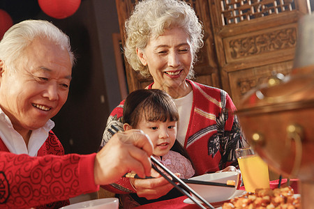 幸福的祖父母和孙女用餐图片