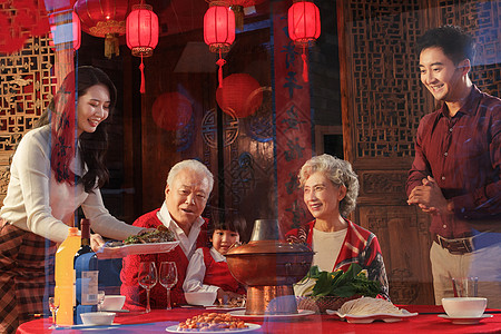 室内一家人幸福东方家庭准备过年吃的团圆饭背景