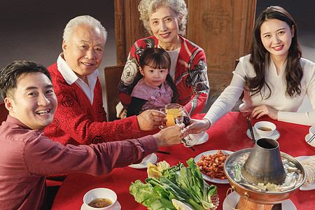幸福的东方家庭过年举杯庆祝图片