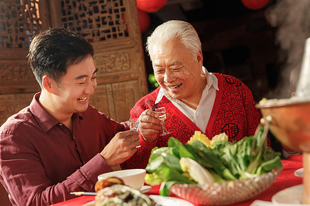 幸福父子吃年夜饭喝酒图片