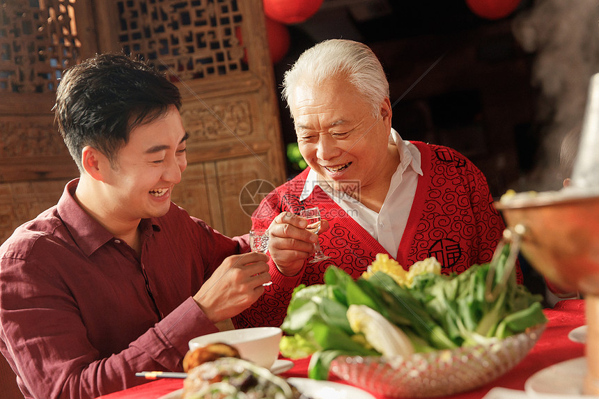 幸福父子吃年夜饭喝酒图片