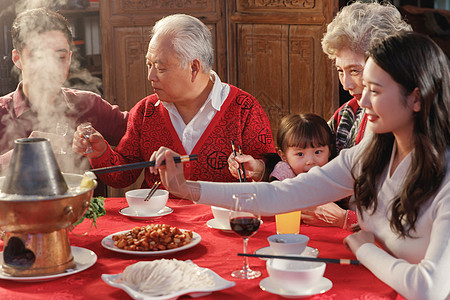 室内一家人幸福东方家庭过年吃年夜饭背景