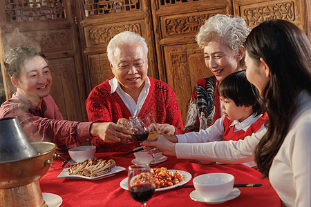 幸福的东方家庭过年举杯庆祝图片