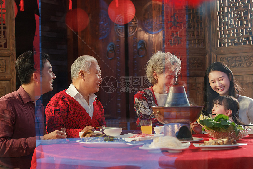 幸福东方家庭过年吃年夜饭图片