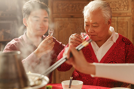 幸福父子吃年夜饭喝酒高清图片