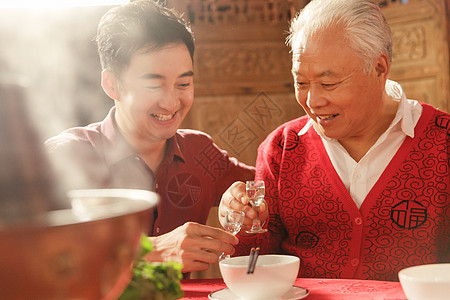 幸福父子吃年夜饭喝酒高清图片