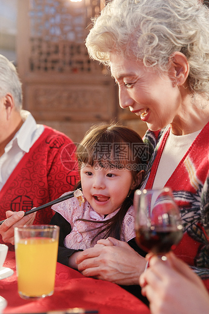 餐桌上祖母喂孙女吃饭图片