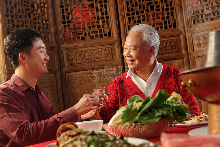 幸福父子吃年夜饭喝酒图片