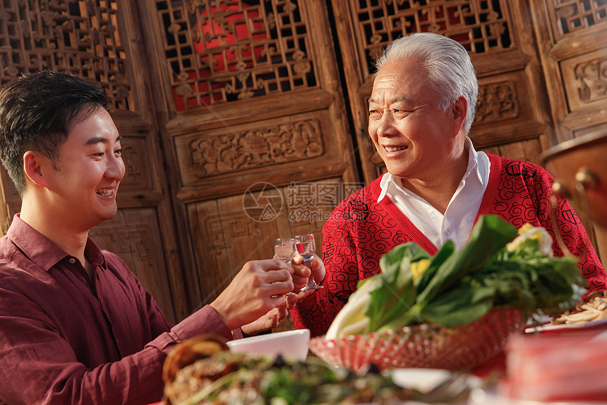 幸福父子吃年夜饭喝酒图片