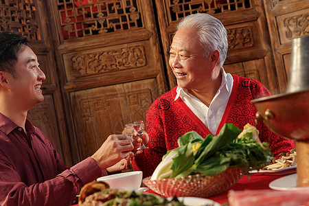 幸福父子吃年夜饭喝酒高清图片