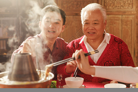 幸福父子一起吃火锅图片