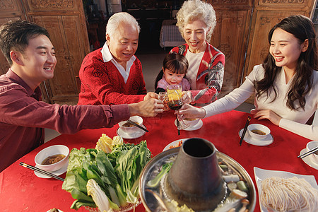 幸福的东方家庭过年举杯庆祝图片