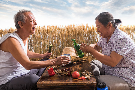 老年夫妇在麦田喝酒图片