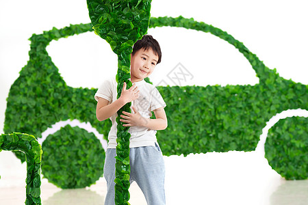 环保创意素材快乐的小男孩给新能源汽车充电背景