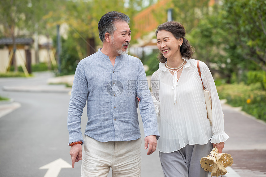 老年夫妇在户外散步图片