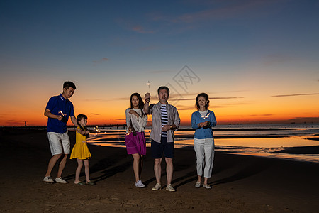 海景夕阳夕阳下在海边散步的幸福家庭背景