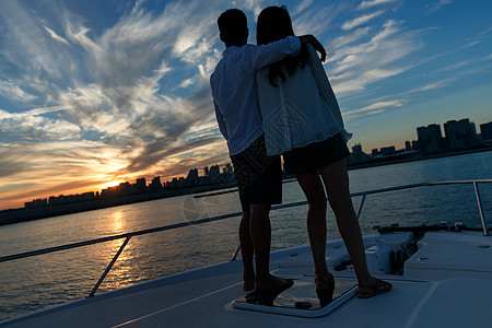 站在巨人肩膀上浪漫的青年夫妇站在游艇甲板上背景