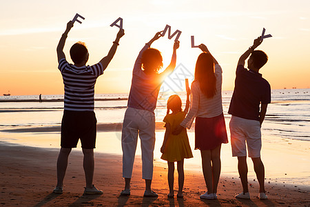 海景夕阳在海边度假的快乐家庭背景