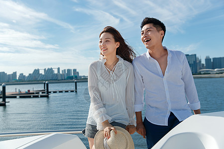 海景天空浪漫的青年夫妇乘坐游艇出海背景