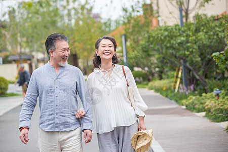 老年夫妇在户外散步图片