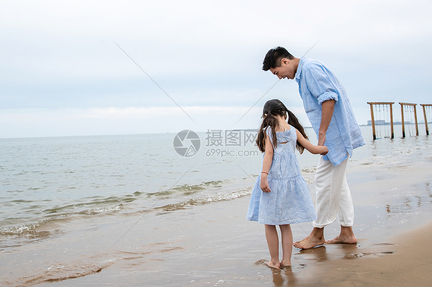 快乐父女在海边玩耍图片
