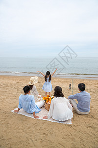 在海边度假的一家人野餐图片