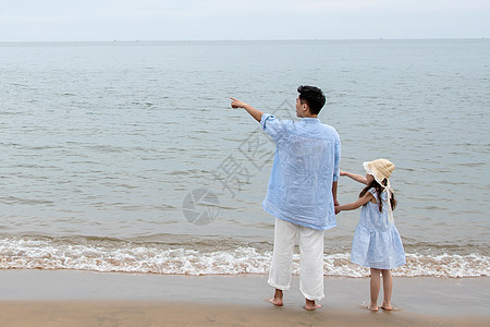 海滩背影快乐父女在海边玩耍背景