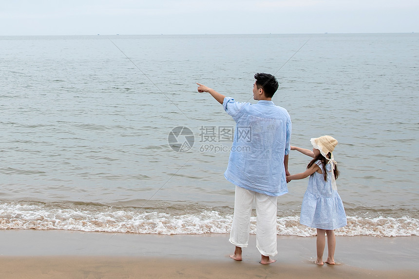 快乐父女在海边玩耍图片