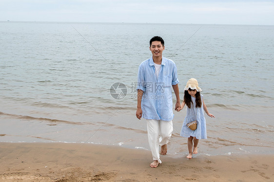 快乐父女在海边玩耍图片