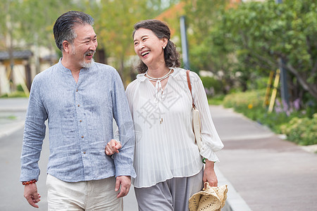 老年夫妇在户外散步图片