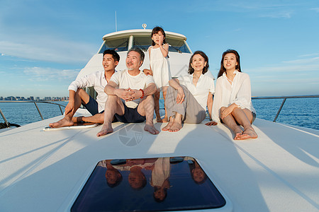 欢乐家庭乘坐游艇出海高清图片