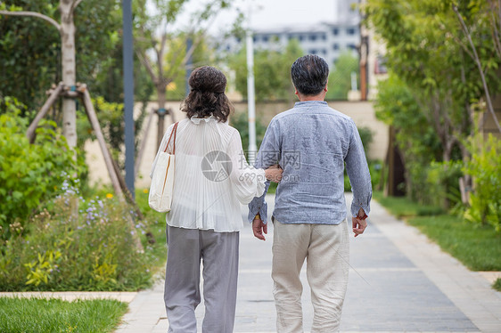 老年夫妇在户外散步图片