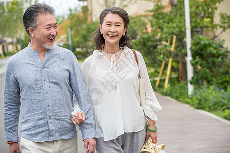 老年夫妇在户外散步图片