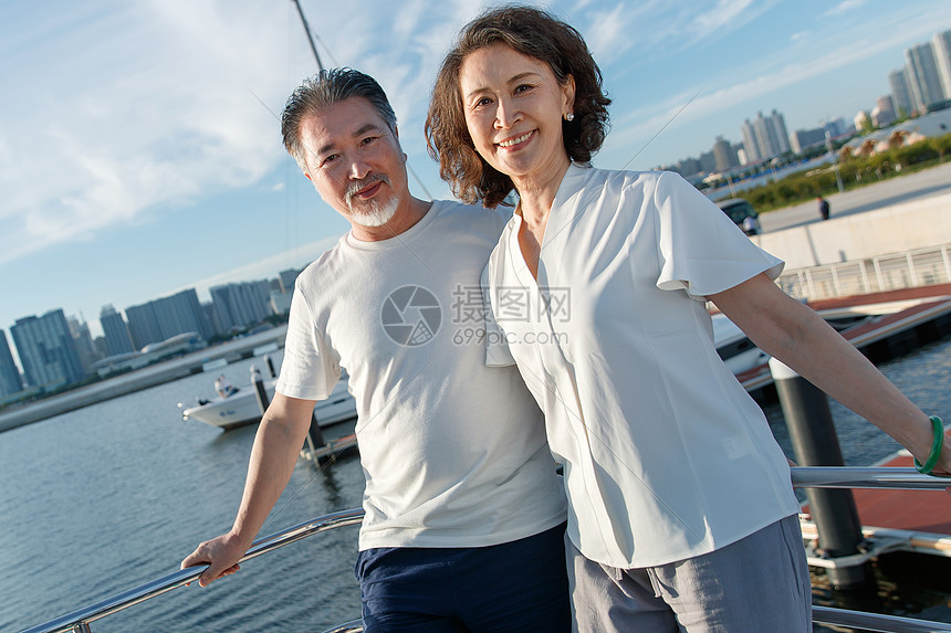 老年夫妇乘坐游艇出海图片