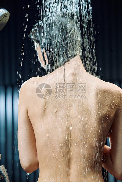 淋浴的年轻女人背部图片