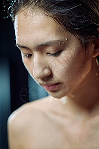 淋浴的年轻女人脸部特写图片