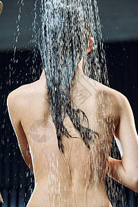 头发背影淋浴的年轻女人背影背景