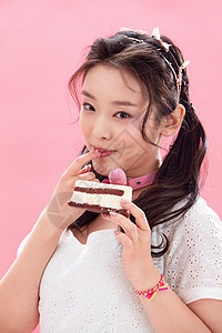 个性蛋糕年轻女孩吃蛋糕背景