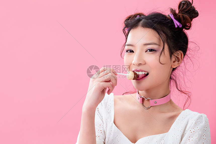 年轻女孩吃棒棒糖图片