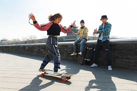 中国故宫玩滑板的年轻人背景