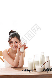 青年女人喝牛奶图片