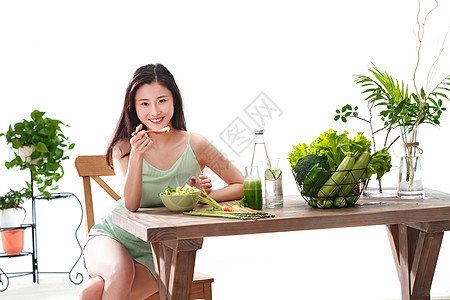 青年女人吃沙拉图片