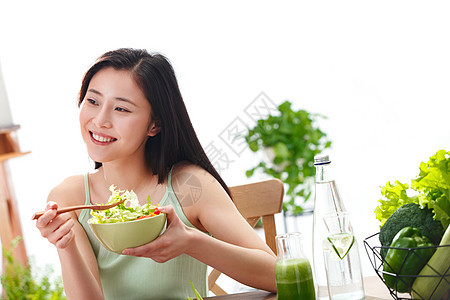 青年女人吃沙拉图片
