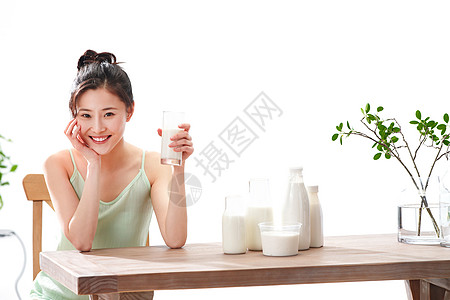 青年女人喝牛奶高清图片