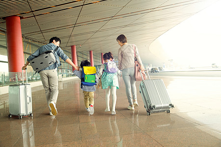 妈妈背影快乐家庭拿着行李在机场背景