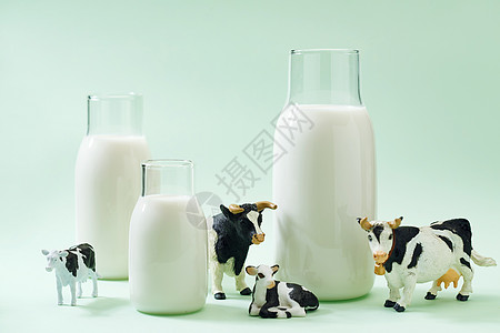 玻璃奶瓶牛奶和奶牛背景