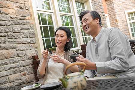 老年夫妇坐在院子里喝茶图片