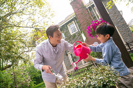 爷爷和孙子在院子里浇花图片