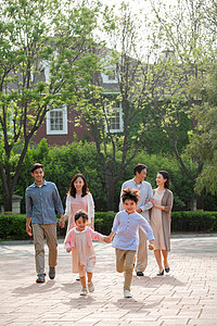 快乐家庭在小区里散步图片