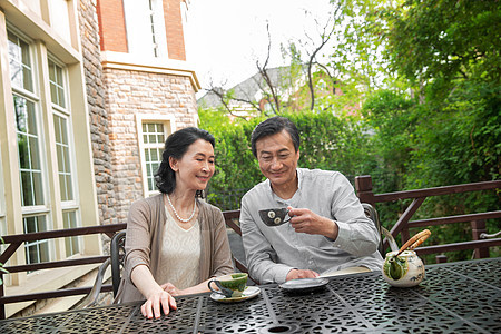 老年夫妇坐在院子里喝茶图片